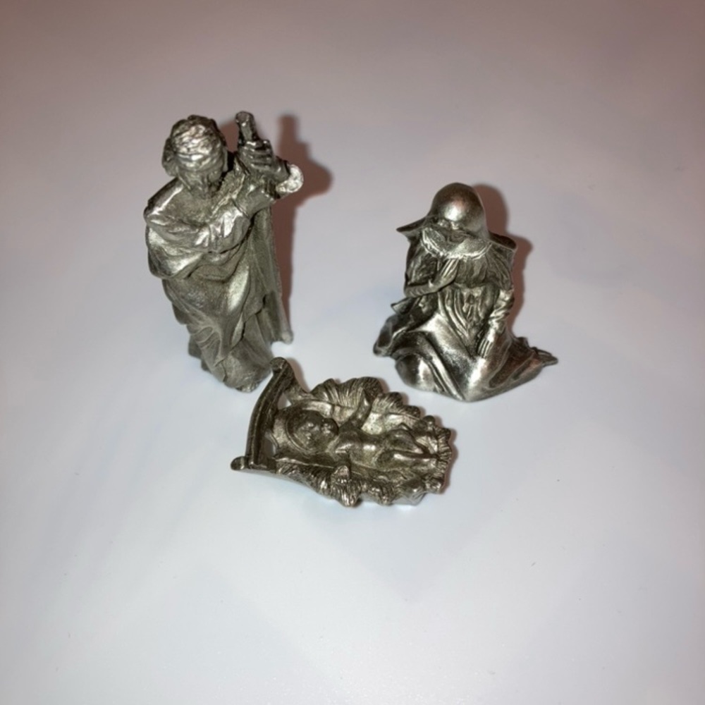 COLLECTIBLE Avon nativity set The Holy Family 3 pewter figurines, original box